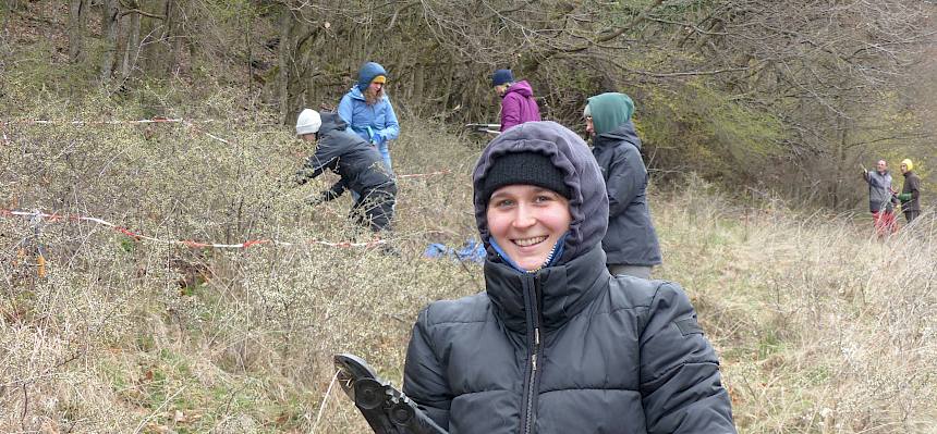 Freiwillige mit Astschere