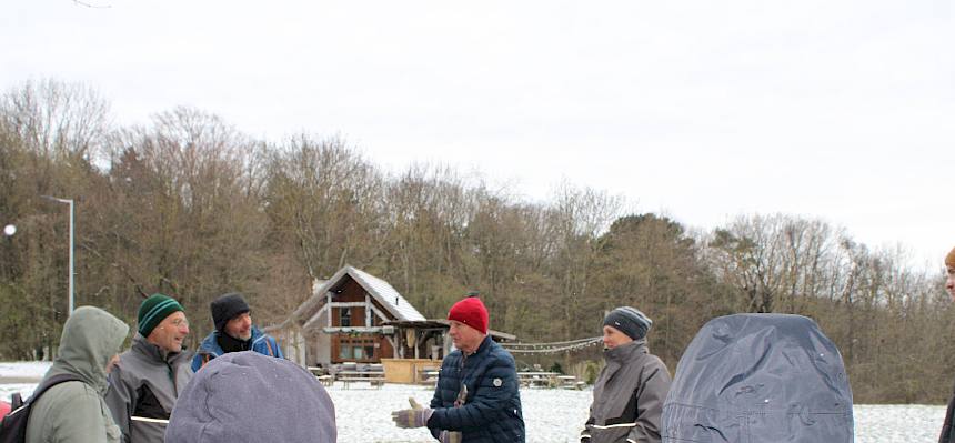 Bürgermeister und Biologin begrüßen Freiwillige