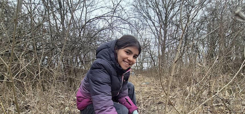 Mädchen mit Gartenschere schneidet Busch