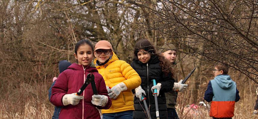 Mädchen mit Astscheren bei Pflegetermin