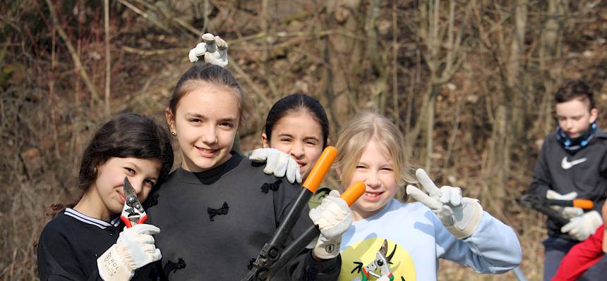 Mädcen mit Astscheren bei Pflegetermin