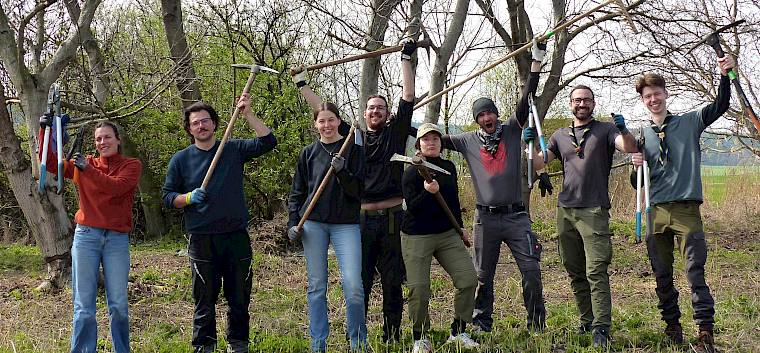 Ausgerüstet mit Astscheren und Krampen halfen die Pfadfinder:innen Bad Vöslau im Rahmen des Changemaker #Nature-Projekts auch heute wieder bei der Pflege der Aubachwiese. © LPV/N. Habellöcker Gruppenfoto