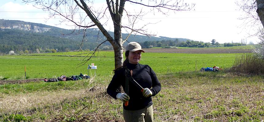 Freiwillige mit Astschere vor Schnittguthaufen