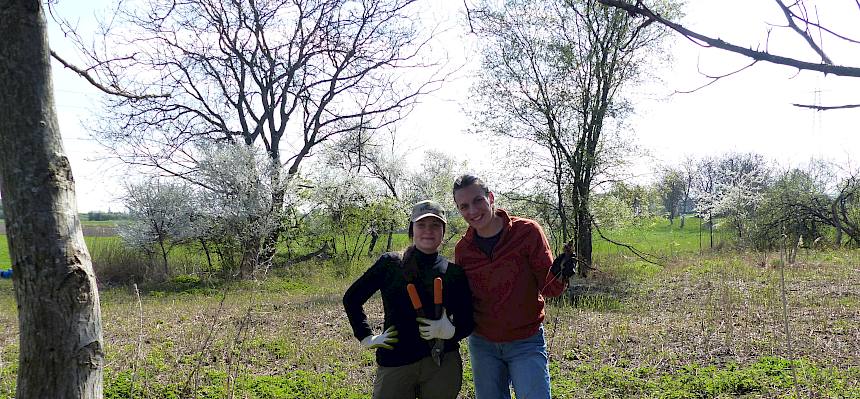 Freiwillige mit Astschere