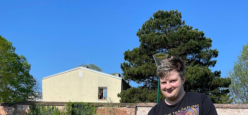 Freiwilliger mit Sense