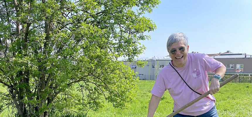 Gemeindemitarbeiterin recht Schnittgut zusammen