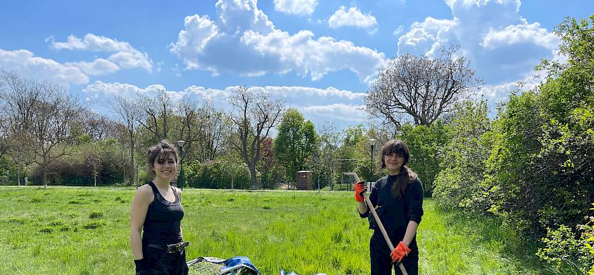 Praktikantinnen bei Wiesenpflege