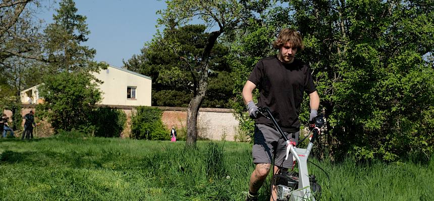 Praktikant mit Balkenmäher