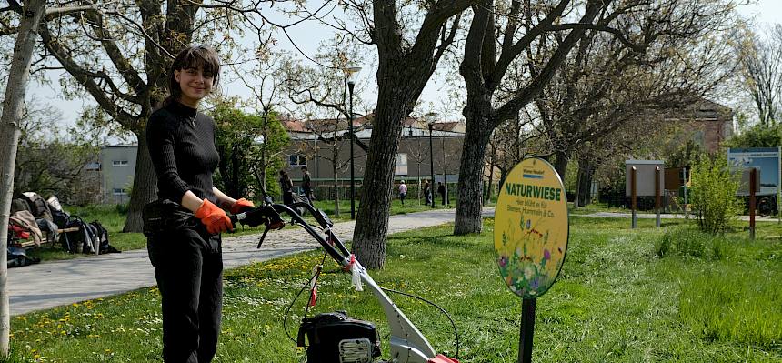 Praktikantin mit Balkenmäher