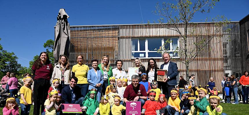Gruppenfoto Ehrengäste und Kinder