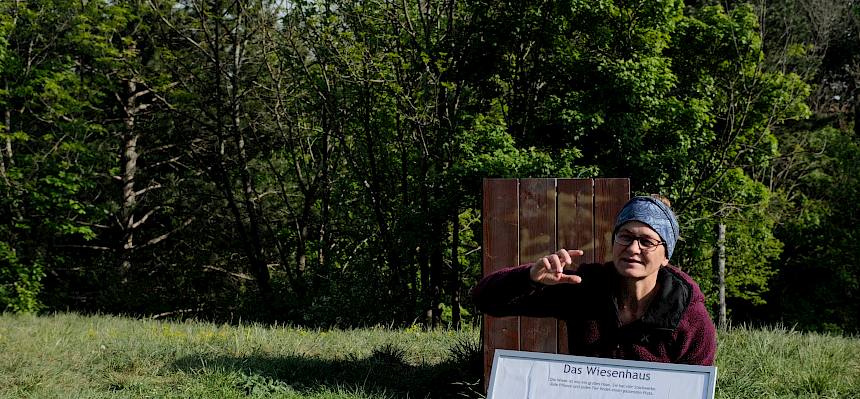 Naturvermittlerin erklärt Stockwerke der Wiese