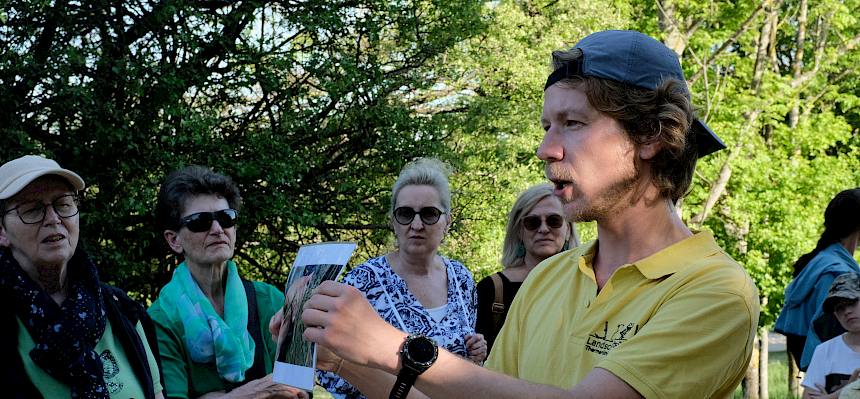 Menschen bei Naturexkursion