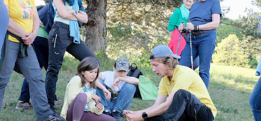 Kinder bei der Naturexkursion