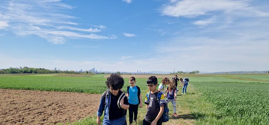 Kinder gehen auf Feldweg