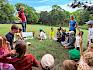 An einer weiteren Station wurde erarbeitet, aus welchen Schichten bzw. Stockwerken eine Wiese besteht und welche Tiere wo zu finden sind. © LPV/H. Sommer Kinder sitzen im Kreis und besprchen die "Wiesen-Stockwerke"