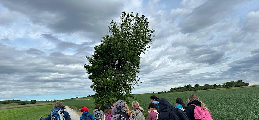 Schüler:innen auf dem Weg zu den Alten Schanzen