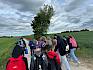 „Natur statt Klassenzimmer" war heute das Motto für die Schüler:innen der 4a und 4c der OVS Lavantgasse - sie machten sich auf den Weg zu den Alten Schanzen. © LPV/E. Seidel Schüler:innen auf dem Weg zu den Alten Schanzen