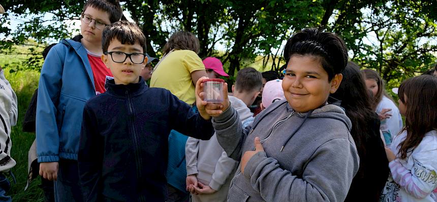 Schüler:innen mit Becherlupe
