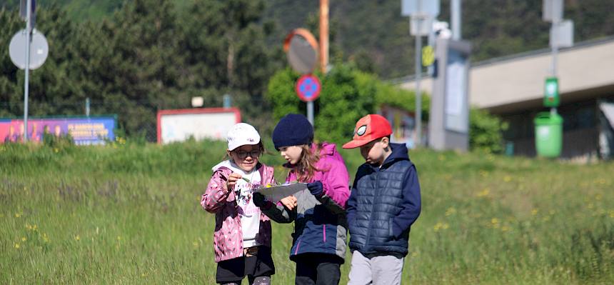Kinder erstellen ein Wiesenklebebild