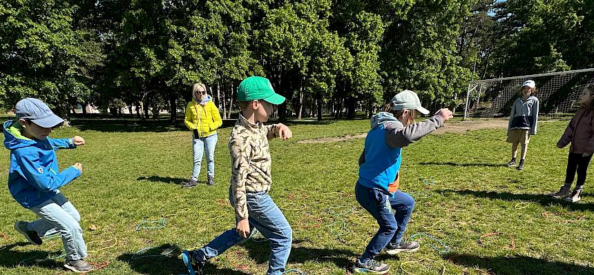 Kinder spielen ein Bewegungsspiel