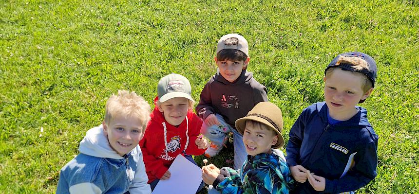 Kinder erstellen ein Wiesenklebebild