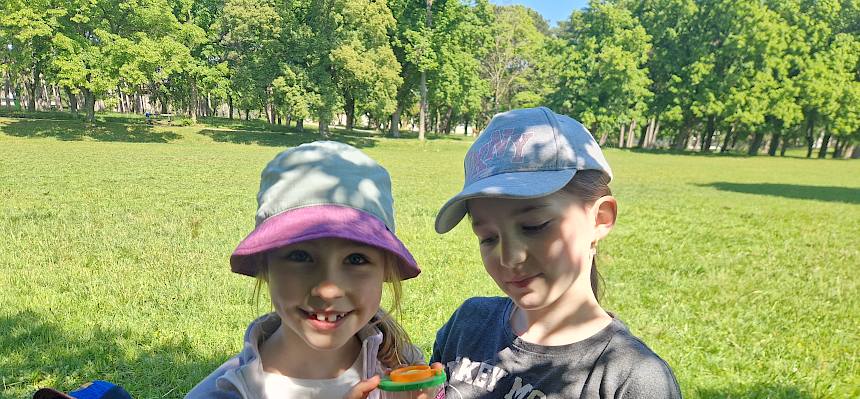 Kinder präsentieren ihren Insektenfund