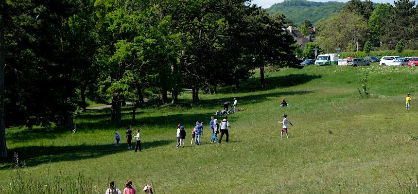 Kinder auf den Naturwiesen im Begrischpark