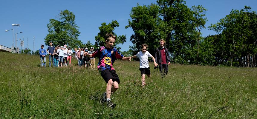 Kinder spielen ein Laufspiel