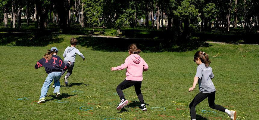 Kinder spielen ein Bewegungsspiel