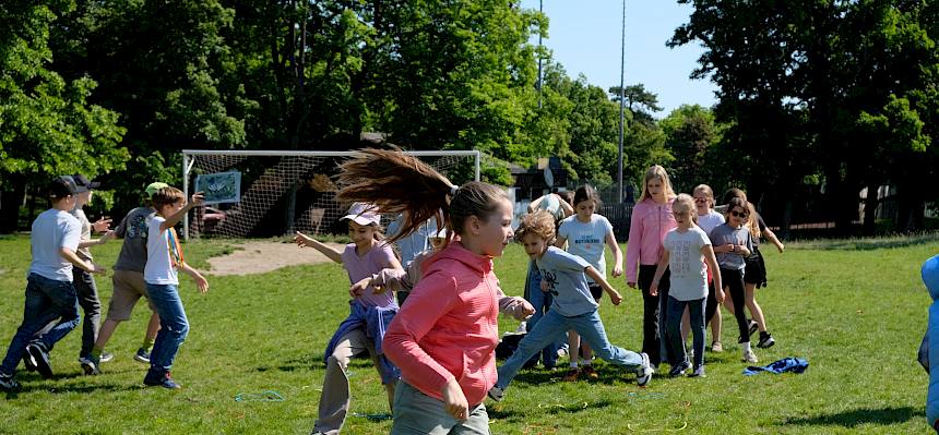 Kinder spielen ein Bewegungsspiel
