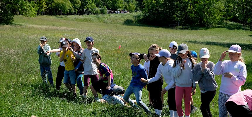 Kinder machen Pantomime