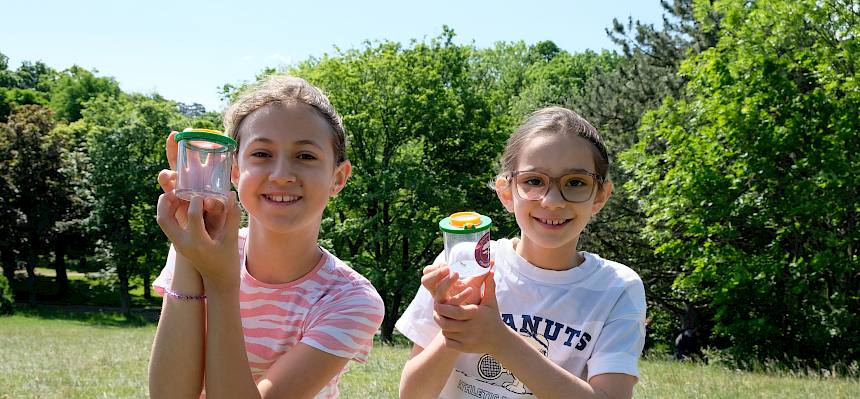 Kinder präsentieren ihren Insektenfund