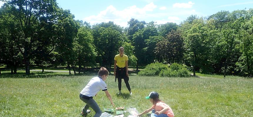 Kinder spielen ein Laufspiel