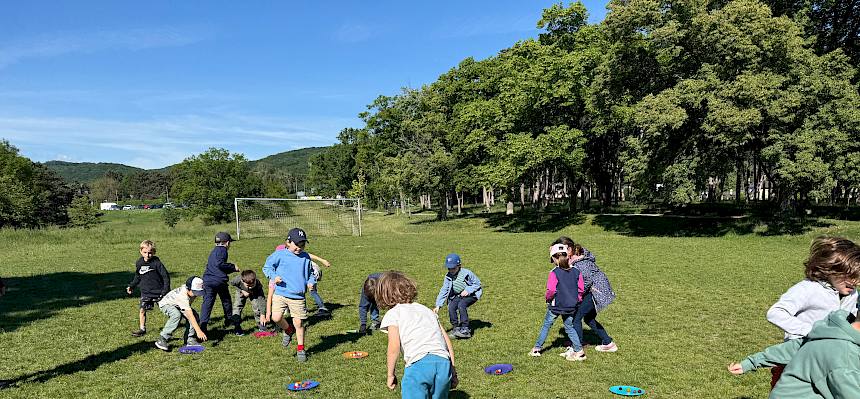 Kinder spielen ein Bewegungsspiel
