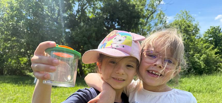 Kinder präsentieren ihren Insektenfund