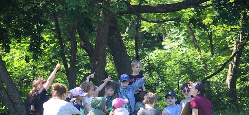 Kinder sitzen im Kreis