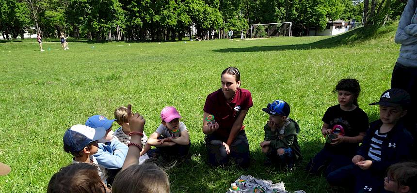 Naturvermitterlin mit Kindern