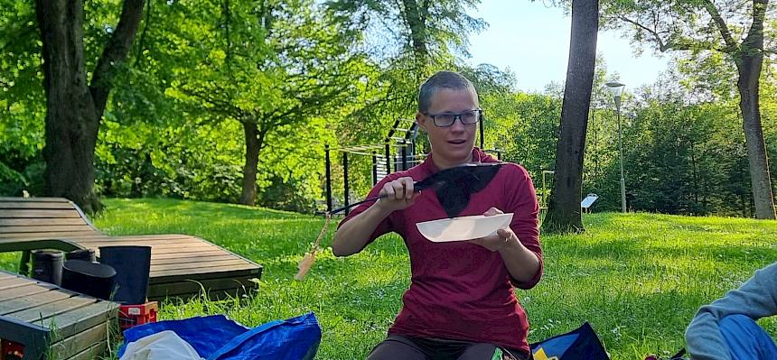 Person zeigt "richtiges" Keschern vor