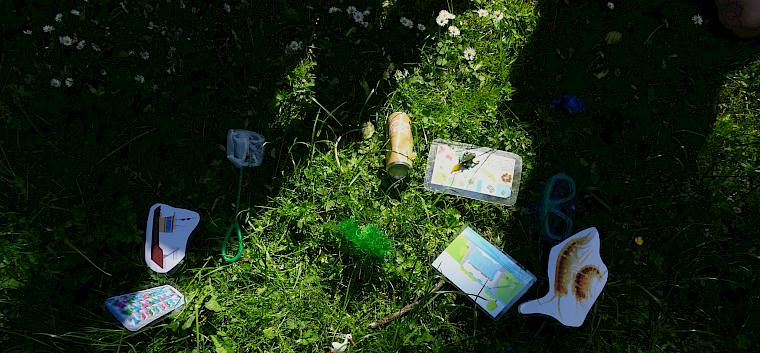 Mithilfe eines lustigen Spiels erarbeiten die Kinder, was all diese Gegenstände mit dem Wasser zu tun haben. © LPV/S. Leischner Gegenstände von KIM-Spiel - Wozu brauchen wir Gewässer?