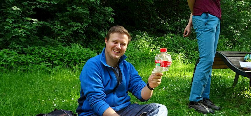 Person hält Plastikflasche