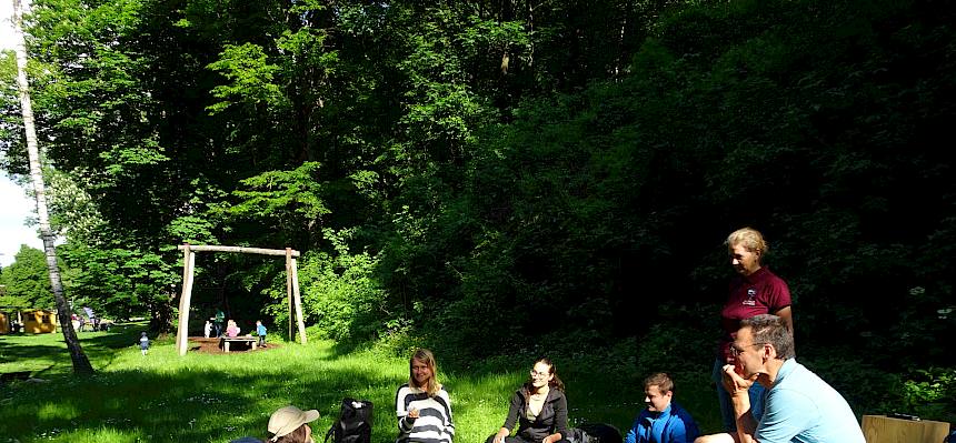 Naturvermittler:innen sitzen im Kreis