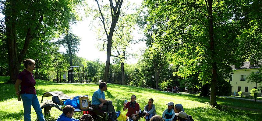 Naturvermittler:innen sitzen im Kreis