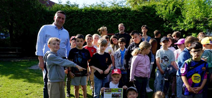 Bürgermeister mit Kindern und Urkunden