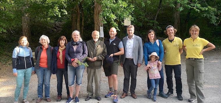 Zu Beginn der Naturexkursion begrüßten Bürgermeister Christian Flammer (4.v.r), Stadträtin Marta Glockner (4.v.l) sowie Stadtrat Johann Pichler (5.v.r) die Teilnehmer:innen. © LPV/F. Hohn Gruppenfoto