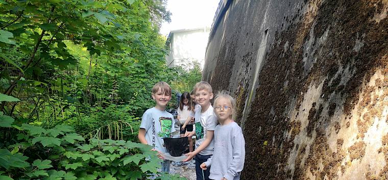 Das gemeinsame Entdecken und Erforschen der Dürren Liesing bereitete den Kindern große Freude. © LPV/F. Hohn Kinder mit Keschern