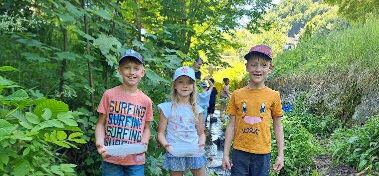 Wie echte Gewässerforscher:innen gehen die Schüler:innen mit Keschern und Wannen den Bewohnern der Dürren Liesing auf die Spur. © LPV/S. Leischner Kinder mit Keschern