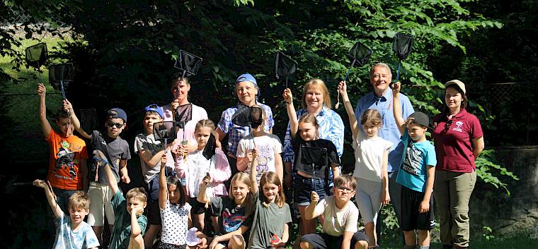 Direktorin Barbara Hieß, Gemeinderat Johann Schadwasser und die Schüler:innen der 3a der Naturpark-Schule Kaltenleutgeben freuen sich über das spannende Gewässerprogramm an der Dürren Liesing. © LPV/F. Hohn Klassenfoto