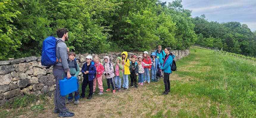 Kinder auf dem Weg ins Naturschutzgebiet