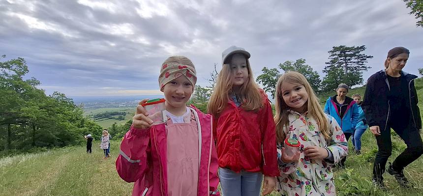Kinder mit Becherlupen