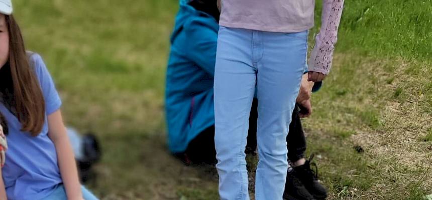 Schülerin betrachtet Becherlupenfund